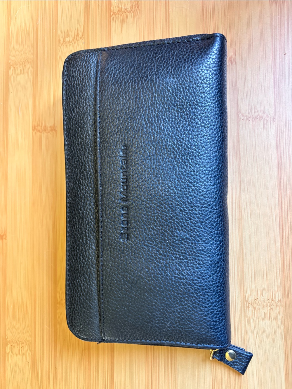 Stone Mountain Accessories Black Pebbled Leather Zip Wallet. NWOT